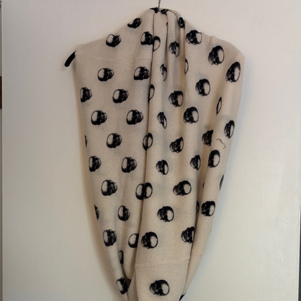 Chic Cream Infinity Scarf with Black Skulls
